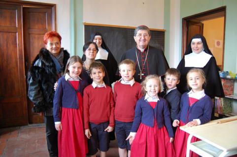 Le Cardinal avec les maîtresses et les enfants